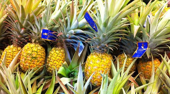 Maui grocery store with sandwiches and lunch boxes