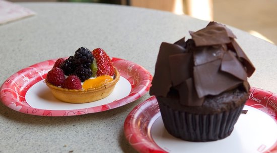 Cupcake and fruit tart at Starring Rolls Cafe