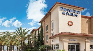 Days Inn & Suites by Wyndham Anaheim Resort